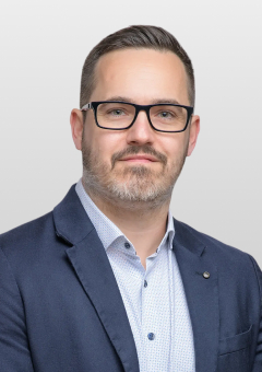 Fotó: Nemzeti Választási Iroda · jelölti portré Muhari Gergely portréja